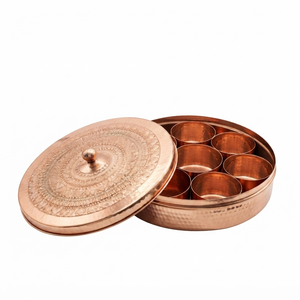 Caja de Masala de Cobre Martillado Hecha a Mano con 7 Recipientes de Cobre para Especias, Tapa Grabada, Organizador de Especias Indio para Cocina - Product Image 1