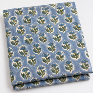 Tela de algodón estampada a mano con motivos florales azules y suaves motivos botánicos sobre un fondo pastel, textil transpirable para kurti. - Product Image 6