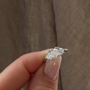 Bague de fiançailles en or 14 carats avec diamant de laboratoire taille coussin et trois pierres, sertie à griffes, avec accent latéral en forme de triligne, alliances de mariée pour femmes, vente en gros - Product Image 2