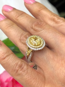 Anillo de Compromiso con Diamante Amarillo Ovalado de Diseño Moderno, Certificado por IGI, Oro de 14k, Doble Halo, Diseño Dividido, Diamante Cultivado en Laboratorio VVS+ - Product Image 2
