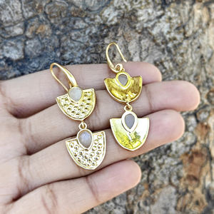 Pendientes de gancho con piedra lunar blanca doble tallada en forma de rombo, de latón macizo chapado en oro de 18k, joyería de moda al por mayor, pendientes de diseñador. - Product Image 6