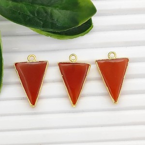 Pendentifs en plaqué or avec pierres précieuses en cornaline triangulaires pour la fabrication de bijoux DIY - Product Image 1