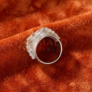 Anillo Ovalado con Acabado en Oro Blanco de la Virgen María – Banda Decorativa con Incrustaciones Completas de Piedras Baguette y Redondas – Joyería Religiosa - Product Image 4