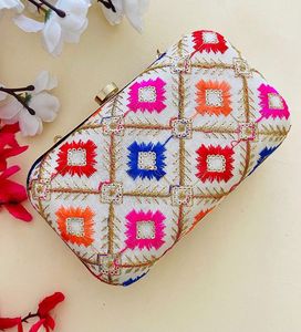 กระเป๋าคลัทช์ปักลายสำหรับงานปาร์ตี้ งานแต่งงาน ทำมือ ประดับคริสตัล เพชร พลอยเทียม สำหรับงานเลี้ยงอาหารค่ำ - Product Image 6