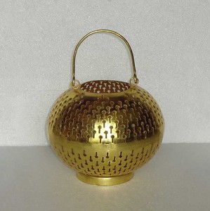 Lanterne à bougie en métal doré, forme sphérique, motif perforé découpé, poignée en fil métallique, décoration de centre de table - Product Image 4