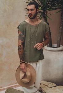 เสื้อทูนิคผ้าฝ้ายสีเขียวมะกอกพรีเมียมสำหรับผู้ชาย ตกแต่งขอบดิบ งานฝีมือ แต่งลายด้วยมือ แขนสั้น สไตล์โบฮีเมียน เสื้อเชิ้ตฤดูร้อนสำหรับผู้ชาย สไตล์โบฮีเมียน - Product Image 3