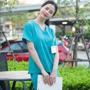 Ensemble d'uniformes infirmiers unisexes tendance avec broderie et poches, en tissu Oxford extensible confortable, taille 6XL - Product Image 1