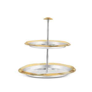 Élégant support à gâteau à deux niveaux en argent et or, avec des bords texturés, une tige centrale cannelée et une poignée supérieure assortie pour le service - Product Image 2
