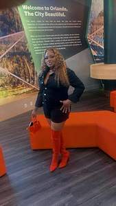 Ensemble deux pièces en denim stretch délavé style vintage pour femme : veste zippée à manches longues et short pour tenue décontractée - Product Image 2