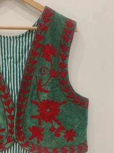 Chaqueta corta de terciopelo Suzani bordada en verde, blazer de terciopelo, chaqueta unisex, regalo para esposa, regalo hecho a mano, atuendo para el Día de Acción de Gracias - Product Image 2