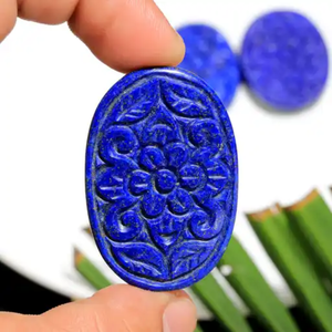 Collier artisanal en argent plaqué avec serti en lapis-lazuli |   Bleu royal naturel |   Photographie de produits élégante |   Texture macroscopique - Product Image 4