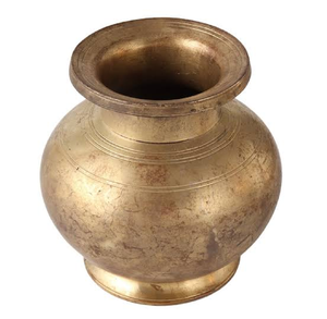 Vase en laiton soigneusement sculpté, orné d'idoles divines pour les rituels sacrés, disponible à prix de gros. - Product Image 6