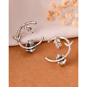 Aretes Colgantes de Plata con Diseño de Panda de Meera Jaipur, de la India - Product Image 2