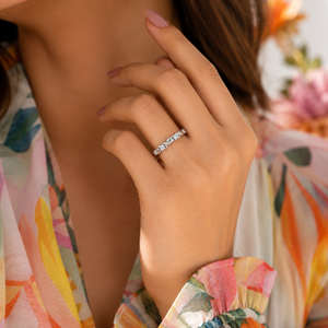 Bague de fiançailles romantique en or blanc plaqué, moissanite taille brillant rond, sertie à griffes, motif végétal, pour femme - Product Image 5