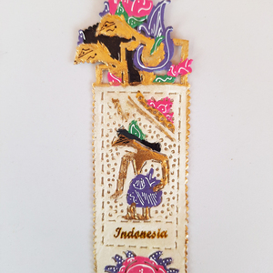 Imán de Refrigerador de Cuero con Diseño de Corona Rosa, Wayang Kulit Indonesio Hecho a Mano, Recuerdo Cultural Tradicional, Decoración para el Hogar - Product Image 3