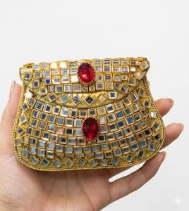 Sac de rangement élégant en or orné de pierres Kundan, pochette tendance avec strass rouges pour soirées, mariages et événements festifs - Product Image 1