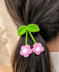 Shan India - Diadema Ajustable de Lana Tejida a Crochet 100% Hecha a Mano - Diseño Ecológico, Ligero y Duradero con Cerezas Rojas y Hojas Verdes - Product Image 4