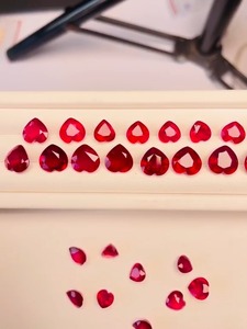 Rubis naturels taille cœur, traités thermiquement, qualité AAA, rouge, certifiés IGI, taille 5-10 mm, prix abordable pour la fabrication de bijoux - Product Image 1