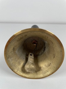 Cloche à main élégante et stylée en laiton avec manche en bois pour annonces, usage festif et son clair et lisse – Cloche à main en laiton de style nautique - Product Image 6