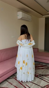 ชุดเลเฮนกาโชลีผ้าจอร์เจตต์เนื้อนุ่มมีประกายวิบวับ ทรงเข้ารูป ยาวคลุมพื้น พิมพ์ลายดิจิทัลลายดอกไม้ สำหรับงานปาร์ตี้และงานแต่งงานสำหรับผู้หญิง - Product Image 4