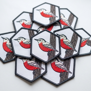 Badge personnalisé hexagonal en forme d'oiseau chouette à poitrine rouge, en sergé blanc avec bordure anthracite, à thermocoller, fournisseur de patchs de marque - Product Image 1