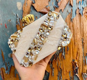 Bolso de Noche de Lujo Verde Esmeralda de Resina con Asa Metálica de Alambre Dorado y Flores, Cartera Rígida para Fiesta, Boda o Novia - Product Image 5