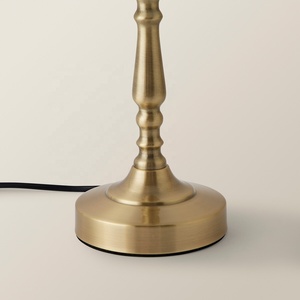 Lámpara de Mesa de Metal con Pedestal Regency, Pantalla de Tela Plegada, Acabado en Latón Cepillado, Luz Ambiental Suave para Interiores Elegantes - Product Image 4