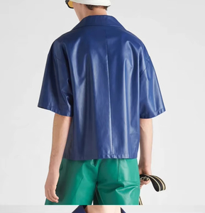 Chemise en cuir souple bleu à col personnalisé, manches courtes, faux boutons et poche poitrine pour homme - Product Image 2