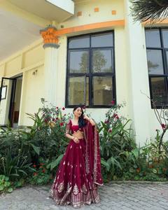 Ensemble de lehenga traditionnel indien pakistanais brodé marron pour femme, longueur au sol, en soie, coupe classique - Product Image 1