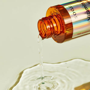 La brume vitaminée de la marque cosmétique coréenne n°1 SOQU apporte des nutriments et de l'hydratation pour un effet éclaircissant sur la peau. - Product Image 2