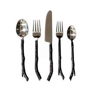 Juego de cubiertos de acero inoxidable con revestimiento negro que complementa tanto las comidas tradicionales indias como las cocinas globales modernas. - Product Image 3