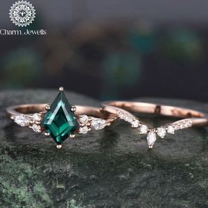 Bague de fiançailles pour femme Charm Jewells en argent et or avec moissanite taille coussin, certifiée IGI, sertissage classique à griffes, 3g pavé - Product Image 6
