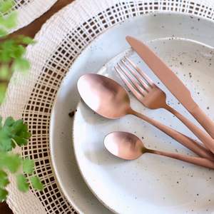 ชุดช้อนส้อมสไตล์หรูหราสำหรับงานเทศกาล ออกแบบมาเพื่อยกระดับการเฉลิมฉลอง โต๊ะอาหารที่มีเอกลักษณ์ และการจัดงานเลี้ยงที่สนุกสนาน - Product Image 6