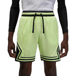 Pantalones cortos de malla duraderos con cintura elástica y textura transpirable, diseñados para movimiento, comodidad y rendimiento diario. - Product Image 6