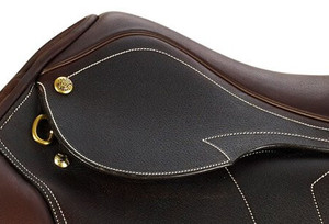 Selle de saut en cuir anglais légère, confortable et durable avec arceau en bois et quincaillerie en laiton nickelé - Product Image 5