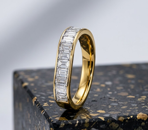 Bague de luxe en diamant de laboratoire taille émeraude, demi-éternité, plaqué or 18K 14K, bague empilable, bijoux fins pour femme - Product Image 1