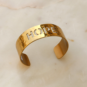 กำไลข้อมือทองเหลืองทำมือพร้อมลาย HOPE - ของขวัญเครื่องประดับสร้างแรงบันดาลใจสำหรับเธอ - กำไลทองแบบเปิดสไตล์มินิมอล - Product Image 5