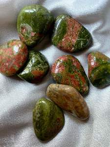 Cristal de Unakita Natural de alta calidad, forma de mezcla, piedras preciosas sueltas, piedras caídas, cristal curativo al mejor precio por Aameena Agate - Product Image 3