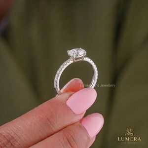 Bague solitaire ovale horizontale en diamant de laboratoire brillant, sertie sur 4 griffes, avec bande pavée, élégante bague de mariée pour femme - Product Image 5