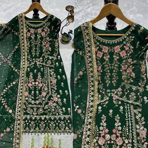 Ensemble Kurti festif avec broderies lourdes, travail de perles et dupatta élégant - Product Image 2
