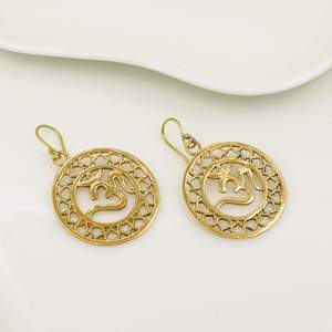 Boucles d'oreilles pendantes plaquées or avec symbole Om, style hindou religieux tendance, bijoux unisexes en laiton - Product Image 1