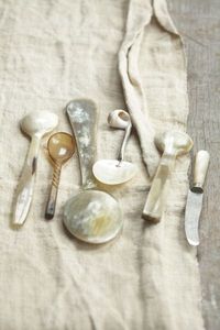 Cuillère en corne artisanale, fabriquée à partir de matériau de corne biologique, conçue comme un ustensile rustique pour servir des salades, vaisselle de cuisine - Product Image 4