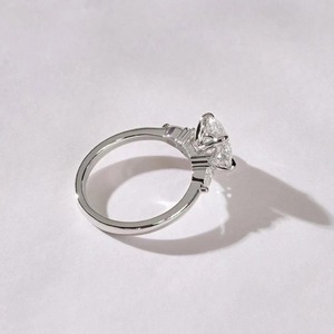 Bague en diamant de bonne qualité pour femme, bijou de fiançailles classique, bague de mariée étincelante pour demande en mariage, anniversaire, en vente - Product Image 3