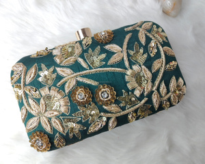 กระเป๋าสตางค์ปักหรูหรา กระเป๋าใส่ค่ําวันแฮนด์เมด คลัทช์สวยงาม กระเป๋าถือประดับสําหรับผู้หญิง BY LUXURY CRATS - Product Image 2