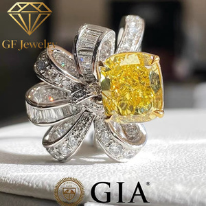 Bague en platine avec diamant jaune naturel taille coussin GIA et diamants pavés sur le côté, style antique, joaillerie fine - Product Image 4