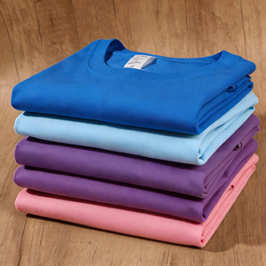 เสื้อยืดคอกลมแขนสั้นทรงปกติสำหรับผู้ชาย ผ้าเจอร์ซีย์เนื้อแน่น 240 กรัม พิมพ์ลายด้านหน้าแบบพัฟ รับผลิตแบบ OEM ODM พร้อมสกรีนโลโก้ตามสั่ง - Product Image 2