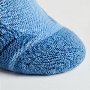 Chaussettes de sport pour hommes, bleues à rayures, tricotées, respirantes, en coton, polyester et élasthanne, style classique, été - Product Image 6