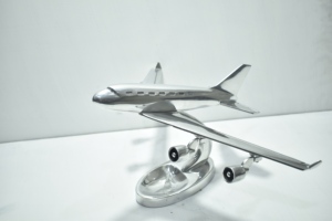 Modèle d'avion à réaction en aluminium en promotion, avec une finition de qualité supérieure, idéal pour la décoration intérieure et les cadeaux, disponible à la vente - Product Image 4