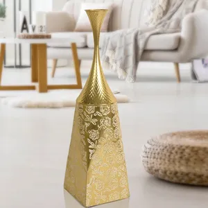 Jarrón de Mesa Moderno de Hierro Dorado con Patrón Floral, Hecho a Mano, Decorativo, Ecológico, Diseño Costero para Decoración de Interiores de Bodas - Product Image 2
