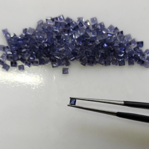 อิโอไลต์ธรรมชาติ 2 มม. ทรงกลมเจียระไนแบบบริลเลียนท์ คุณภาพดีที่สุด พลอยเม็ดเดี่ยวพร้อมเอฟเฟกต์พลีโอโครอิก สำหรับทำเครื่องประดับ - Product Image 1